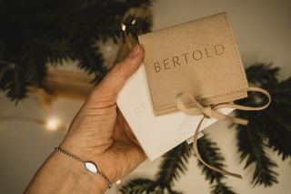 Takto vypadá naše dárkové balení 🎁. Jak se Vám líbí? #gravirovani #vanoce #nahrdelnik #moda #sperky #bertold #original...