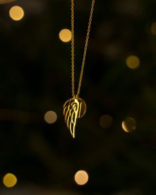 Elegantní dámský náhrdelník s andělským křídlem a medailonkem na který si můžete nechat vygravírovat text, či symbol dle...
