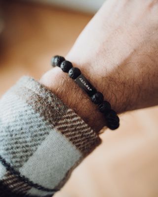 Pánský náramek z lávového kamene. Lávový kámen je silný ochranný amulet, který posiluje sílu a energii a pomáhá proti...