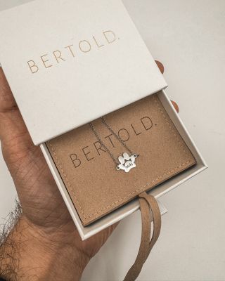 Dárek bez starostí. 🎁 Šperk vám vygravírujeme podle přání – a rovnou i krásně zabalíme. Gravírování i dárkové balení máte...