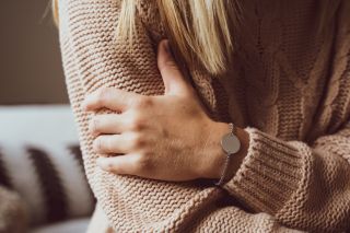 Pokud stále váháte co pod stromeček, máme pro vás řešení. 🩶 Darujte jedinečný šperk s vlastním gravírováním. 🎄 Objednávat...